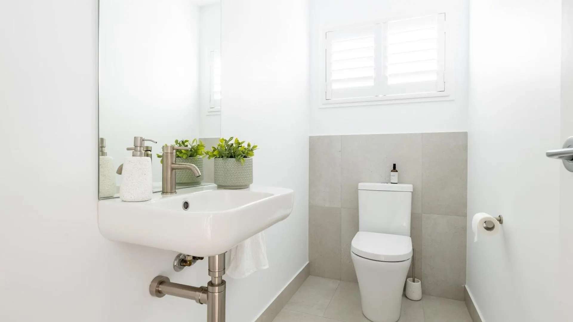 Tranquil Whitehaven Retreat In Mooloolaba Villa